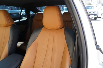 トヨタ クラウンハイブリッド Ｇ：メーカーオプションのコガネ革シート装備
