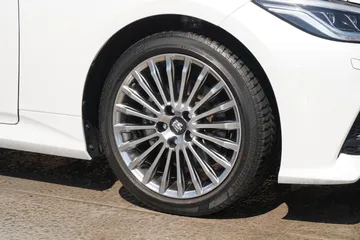 トヨタ クラウンハイブリッド Ｇ：純正１８インチ２０本スポークスーパークロームメタリック塗装アルミホイール装備