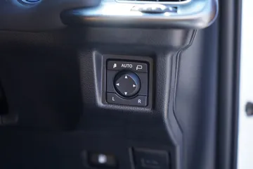 トヨタ クラウンハイブリッド Ｇ：オートリトラクタブルドアミラースイッチ装備