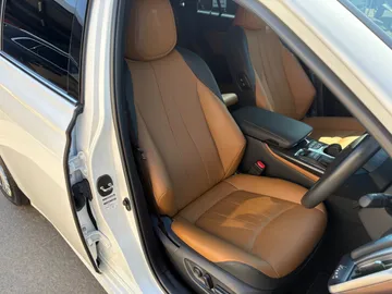 トヨタ クラウンハイブリッド Ｇ：オゾン発生器を使用し展示車全車、オゾン消臭・抗菌・室内クリーニングしておりますので清潔、快適にお乗り頂けます