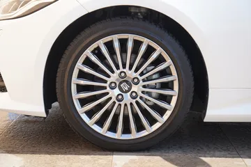 トヨタ クラウンハイブリッド Ｇ：オゾン発生器を使用し展示車全車、オゾン消臭・抗菌・室内クリーニングしておりますので清潔、快適にお乗り頂けます