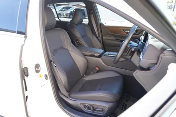 トヨタ クラウン Ｚ：運転席にはシートヒーター・ベンチレーション・メモリー機能付パワーシート装備で快適なドライブをサポートしてくれます