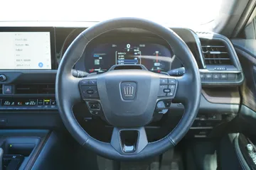 トヨタ クラウン Ｚ：ステアリングスイッチ・パドルシフト・レーダークルーズコントロールが付いた革巻きステアリングホイール装備