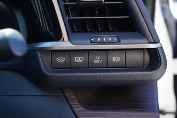 トヨタ クラウン Ｚ：オートマチックハイビームスイッチ・アクセサリーコンセントメインスイッチ・リアサンシェードスイッチ・ヘッドアップディスプレイスイッチ装備