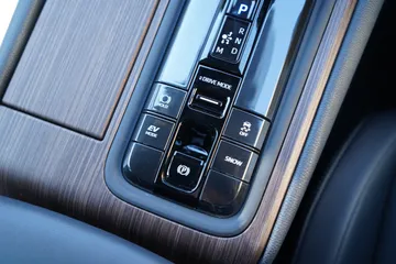 トヨタ クラウン Ｚ：電動パーキングブレーキ・オートホールドスイッチ・ドライブモード切替スイッチ・横滑り防止ＯＦＦスイッチ・ＳＮＯＷモードスイッチ・ＥＶモードスイッ…
