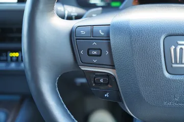 トヨタ クラウン Ｚ：ステアリングスイッチ装備