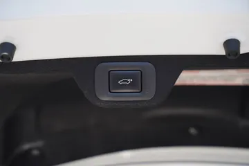 トヨタ クラウン Ｚ：パワートランクリットスイッチ装備