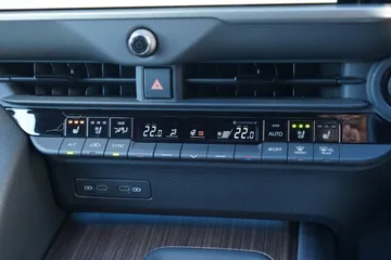 トヨタ クラウン Ｚ：パワートランクリットスイッチ装備