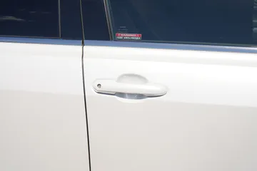 トヨタ クラウン Ｚ：アウタードアハンドルを軽く握るだけでアンロック、センサーに触れるだけでロックができるスマートエントリーシステム