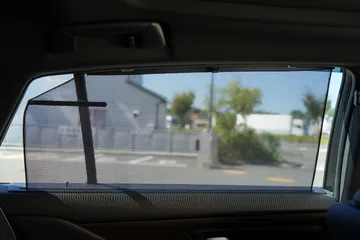 トヨタ クラウン Ｚ：ロールサンシェード装備