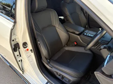 トヨタ クラウン Ｚ：オゾン発生器を使用し展示車全車、オゾン消臭・抗菌・室内クリーニングしておりますので清潔、快適にお乗り頂けます