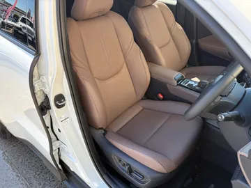 レクサス ＬＢＸ エレガント：オゾン発生器を使用し展示車全車、オゾン消臭・抗菌・室内クリーニングしておりますので清潔、快適にお乗り頂けます