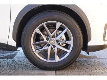 レクサス ＬＢＸ エレガント：オゾン発生器を使用し展示車全車、オゾン消臭・抗菌・室内クリーニングしておりますので清潔、快適にお乗り頂けます